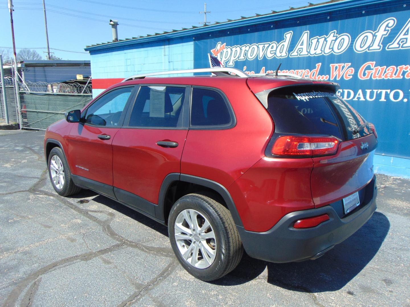 2015 Red Jeep Cherokee (1C4PJLAB2FW) with an 4-Cyl 2.4 Liter engine, Automatic, 9-Spd transmission, located at 2105 Dixie Hwy, Louisville, KY, 40210, (502) 772-3333, 38.220932, -85.795441 - Photo#14
